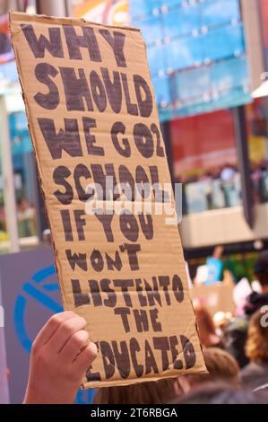 Un panneau est retenu lors de la manifestation mondiale de grève scolaire 4 sur le climat le 20 septembre 2019 à Perth, en Australie occidentale. Banque D'Images