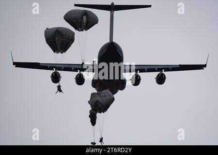 2 novembre 2023 - base interarmées Elmendorf-Richardson, Alaska, États-Unis - les parachutistes de l'armée américaine avec le 1e bataillon, 501e régiment d'infanterie parachutiste, 2e brigade d'infanterie (aéroportée), 11e division aéroportée Arctic Angels descendent après avoir sauté d'un C-17 Globemaster III affecté à la 176e escadre de la base interarmées Elmendorf-Richardson, Alaska, alors qu’il menait une opération conjointe d’entrée forcée à Malemute Drop zone, JBER, au cours de l’exercice Arctic Aloha, le 2 novembre 2023. Arctic Aloha est un exercice conjoint de l'Armée de terre et de la Force aérienne conçu pour préparer les parachutistes de la 11e division aéroportée à un exercice décisif Banque D'Images