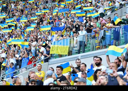 Wroclaw, Pologne - 9 septembre 2023 : les supporters ukrainiens montrent leur soutien lors du match de qualification de l'UEFA EURO 2024 Ukraine contre Angleterre au Tarczynski Arena de Wroclaw, Pologne Banque D'Images