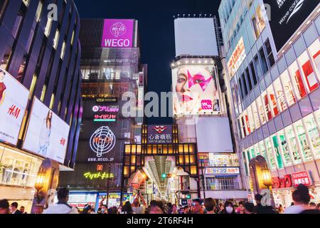 Osaka, Japon - 13 avril 2023 : rue commerçante et arcade dans le quartier de Dotonbori la nuit, avec des personnes non identifiées. Dotonbori est connu comme l'un des Osakas pr Banque D'Images