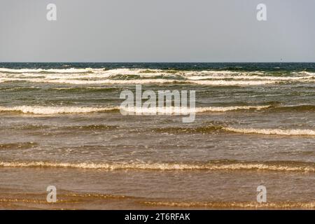 Image horizontale des vagues douces de l'océan Pacifique sous un ciel bleu clair. Banque D'Images