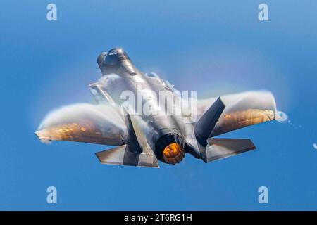 15 octobre 2023 - Houston, Texas, États-Unis - le commandant Kristin Wolfe, pilote et commandant de l'équipe de démonstration du F-35a Lightning II, pilote un F-35 affecté au 421st Fighter Generation Squadron au Wings Over Houston Airshow, Texas, le 15 octobre 2023. Le salon aérien présente des avions anciens de la Seconde Guerre mondiale aux côtés de l'aviation moderne et a soutenu une variété d'organismes de bienfaisance locaux et nationaux au cours de ses 39 ans d'histoire. (Image de crédit : © Kaitlyn Ergish/U.S. Air Force/ZUMA Press Wire) À USAGE ÉDITORIAL UNIQUEMENT ! Non destiné à UN USAGE commercial ! Banque D'Images