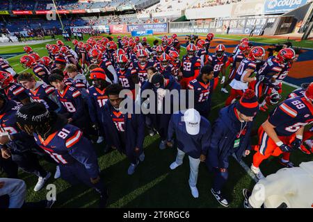 11 novembre 2023, Bronx, New York, États-Unis : pendant le match de conférence ACC entre l'Université de Syracuse et l'Université de Pittsburgh, Syracuse rompt son caucus d'avant-match avant le début de son match contre Pittsburgh qui se tient au Yankee Stadium dans le Bronx. (Image de crédit : © Scott Rausenberger/ZUMA Press Wire) USAGE ÉDITORIAL SEULEMENT! Non destiné à UN USAGE commercial ! Banque D'Images