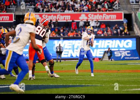 11 novembre 2023, Bronx, New York, États-Unis : lors du match de conférence de l'ACC entre l'Université de Syracuse et l'Université de Pittsburgh, le quarterback CHRISTIAN VEILLEUX (11 ans) lance une passe lors de la première moitié du match qui se déroule au Yankee Stadium dans le Bronx. (Image de crédit : © Scott Rausenberger/ZUMA Press Wire) USAGE ÉDITORIAL SEULEMENT! Non destiné à UN USAGE commercial ! Banque D'Images