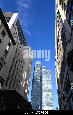 Les bâtiments près de l’extrémité nord de la rue Neuve (Nieuwstraat) – Bruxelles Belgique – 24 octobre 2023 Banque D'Images