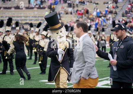 11 novembre 2023, Winston-Salem, Caroline du Nord, USA : la mascotte de Wake Forest prend le terrain à la mi-temps dans leur match contre NC State. (Image de crédit : © Josh Brown/ZUMA Press Wire) USAGE ÉDITORIAL SEULEMENT! Non destiné à UN USAGE commercial ! Banque D'Images