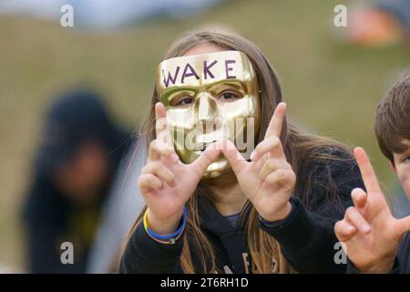 11 novembre 2023, Winston-Salem, Caroline du Nord, États-Unis : un fan de Wake Forest célèbre son match contre NC State. (Image de crédit : © Josh Brown/ZUMA Press Wire) USAGE ÉDITORIAL SEULEMENT! Non destiné à UN USAGE commercial ! Banque D'Images