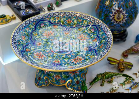Gros plan d'une assiette à dîner en céramique texturée d'Asie du Sud-est dans une vitrine Banque D'Images