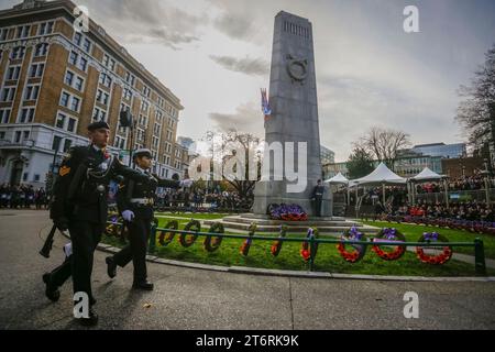 (231112) -- VANCOUVER, 12 nov. 2023 (Xinhua) -- la garde de veillée marche sur la place de la victoire lors de la cérémonie du jour du souvenir à Vancouver, Canada, le 11 novembre 2023. (Photo de Liang Sen/Xinhua) Banque D'Images