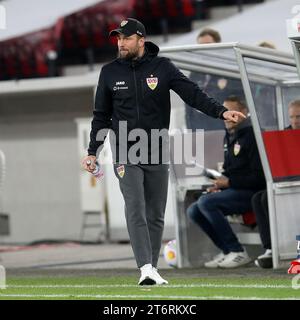 (231112) -- STUTTGART, 12 nov. 2023 (Xinhua) -- Sebastian Hoeness, entraîneur-chef du VfB Stuttgart, donne des instructions lors du match de première division de Bundesliga entre le VfB Stuttgart et le Borussia Dortmund, à Stuttgart, Allemagne, le 11 novembre 2023. (Photo Ulrich Hufnagel/Xinhua) Banque D'Images