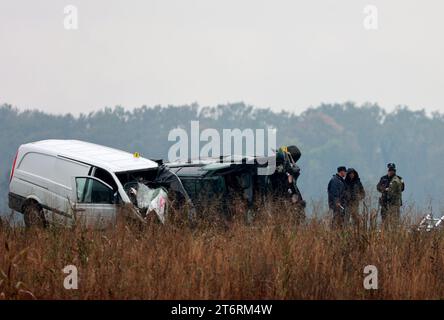 (231112) -- VINKOVCI, 12 nov. 2023 (Xinhua) -- des policiers inspectent le site de l'accident de voiture sur la route nationale DC-55 à Vinkovci, Croatie, le 11 novembre 2023. Le Premier ministre croate Andrej Plenkovic a annoncé samedi qu'il limogeait le ministre de la Défense Mario Banozic, impliqué dans un grave accident de voiture à Vinkovci et l'a laissé grièvement blessé et l'autre conducteur tué. (Davor Javorovic/PIXSELL via Xinhua) Banque D'Images