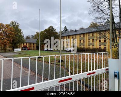 PRODUCTION - 09 novembre 2023, Rhénanie-Palatinat, Hermeskeil : vue du bâtiment du centre d'accueil pour demandeurs d'asile (AFA) à Hermeskeil (sur dpa 'à la limite - appel pour plus de centres d'accueil pour réfugiés') photo : Birgit Reichert/dpa Banque D'Images