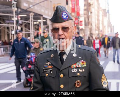 Le vétéran de l'armée AMÉRICAINE Bochicchio organise la 104e parade annuelle de la Journée des vétérans sur la 5e Avenue à New York le 11 novembre 2023 Banque D'Images