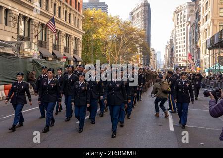 11 novembre 2023, New York, New York, États-Unis : parade de la journée des vétérans&#39;s tenue à New York. 11 novembre 2023, New York, New York, États-Unis : des militaires participent au défilé annuel de la Journée des anciens combattants le 11 novembre 2023 à New York. Des centaines de personnes ont bordé la 5e Avenue pour assister au plus grand défilé de la Journée des anciens combattants aux États-Unis. Cette année, l’événement comprenait des vétérans, des soldats actifs, des policiers, des pompiers et des dizaines de groupes scolaires participant à la parade qui honore les hommes et les femmes qui ont servi et sacrifié pour le pays. (Crédit : M10S / TheNew Banque D'Images