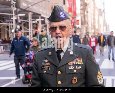 Le vétéran de l'armée AMÉRICAINE Bochicchio organise la 104e parade annuelle de la Journée des vétérans sur la 5e Avenue à New York le 11 novembre 2023. (Photo de Lev Radin/Sipa USA) Banque D'Images