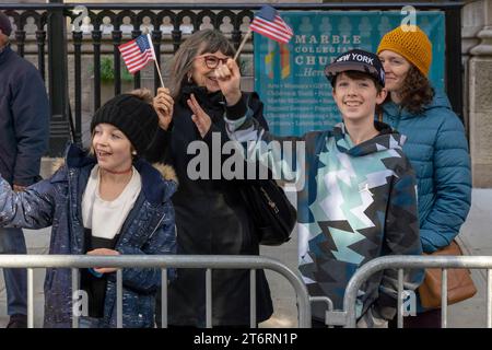 11 novembre 2023, New York, New York, États-Unis : parade de la journée des vétérans&#39;s tenue à New York. 11 novembre 2023, New York, New York, États-Unis : les spectateurs tiennent une pancarte et des drapeaux lors de la parade annuelle de la Journée des vétérans le 11 novembre 2023 à New York. Des centaines de personnes ont bordé la 5e Avenue pour assister au plus grand défilé de la Journée des anciens combattants aux États-Unis. Cette année, l’événement comprenait des vétérans, des soldats actifs, des policiers, des pompiers et des dizaines de groupes scolaires participant à la parade qui honore les hommes et les femmes qui ont servi et sacrifié pour le pays. (Crédit : M10S / TheNews2) ( Banque D'Images