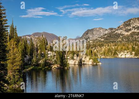 OR02726-00...OREGON - les nombreuses péninsules étroites qui s'étendent dans Mirror Lake offrent un camping dans la région sauvage d'Eagle Cap. Banque D'Images