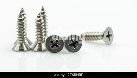 Vis à bois disposées sur fond blanc Banque D'Images