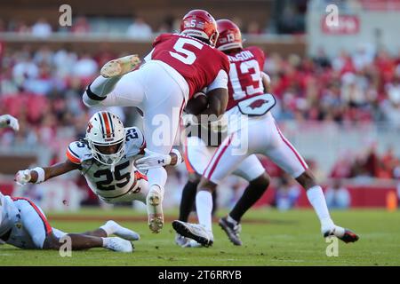 11 novembre 2023 : Auburn Corner back champ Anthony #25 fait un palan de plongée sur Arkansas Running back Raheim Sanders #5. Auburn bat l'Arkansas 48-10 à Fayetteville, AR. Richey Miller/CSM(image de crédit : © Richey Miller/Cal Sport Media) Banque D'Images