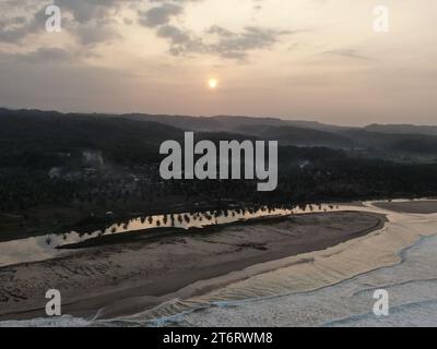 Coucher de soleil sur la plage de Sawarna Bayah Banten Indonésie. Banque D'Images