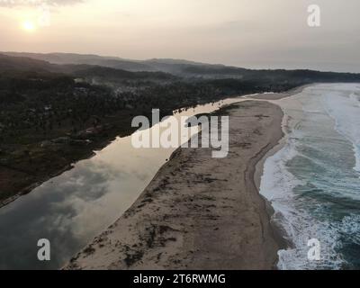 Coucher de soleil sur la plage de Sawarna Bayah Banten Indonésie. Banque D'Images