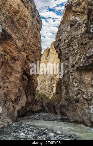 Une rivière de montagne rapide se jette dans une gorge de montagne Banque D'Images