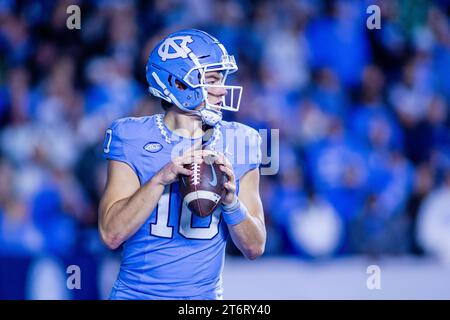 11 novembre 2023 : le quarterback de Caroline du Nord Tar Heels Drake Maye (10 ans) se retire contre les Duke Blue Devils lors du deuxième quart-temps du match de football de l'ACC au Kenan Memorial Stadium à Chapel Hill, en Caroline du Nord. (Scott Kinser/CSM) Banque D'Images