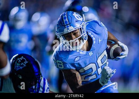 11 novembre 2023 : North Carolina Tar Heels Running back Omarion Hampton (28) est deuxième lors du premier quart-temps contre les Duke Blue Devils dans le match de football ACC au Kenan Memorial Stadium à Chapel Hill, Caroline du Nord. (Scott Kinser/CSM) Banque D'Images