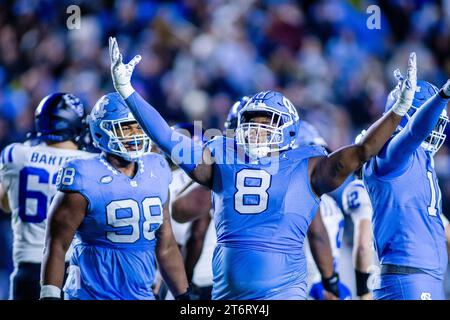 12 novembre 2023 : le joueur de ligne défensif Tar Heels de Caroline du Nord Myles Murphy (8) célèbre après un sac contre les Duke Blue Devils dans le match de football ACC au Kenan Memorial Stadium à Chapel Hill, en Caroline du Nord. (Scott Kinser/CSM) Banque D'Images