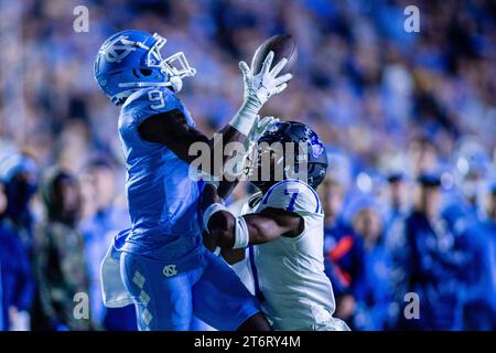 11 novembre 2023 : le receveur de Tar Heels de Caroline du Nord Devontez Walker (9) prend le contrôle sur le cornerback de Duke Blue Devils Al Blades Jr. (7) pendant le premier quart du match de football de l'ACC au Kenan Memorial Stadium à Chapel Hill, en Caroline du Nord. (Scott Kinser/CSM) Banque D'Images