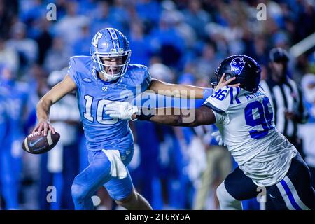 11 novembre 2023 : North Carolina Tar Heels quarterback Drake Maye (10) Stiff Arms Duke Blue Devils Defensive Tackle Aaron Hall (96) pendant le deuxième quart du match de football ACC au Kenan Memorial Stadium à Chapel Hill, Caroline du Nord. (Scott Kinser/CSM) Banque D'Images