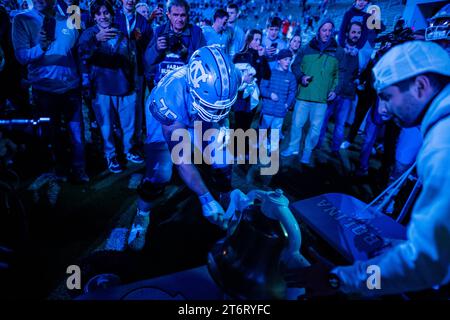 12 novembre 2023 : le joueur de ligne offensif Tar Heels de Caroline du Nord Spencer Rolland (75) sonne la cloche de la victoire après avoir battu les Duke Blue Devils dans le match de football ACC au Kenan Memorial Stadium à Chapel Hill, en Caroline du Nord. (Scott Kinser/CSM) Banque D'Images