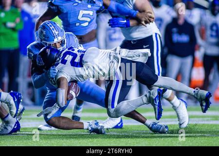 12 novembre 2023 : le linebacker de Caroline du Nord Tar Heels Cedric Gray (33) s'attaque au dos de Duke Blue Devils Jaylen Coleman (22) lors de la deuxième prolongation du match de football de l'ACC au Kenan Memorial Stadium à Chapel Hill, en Caroline du Nord. (Scott Kinser/CSM) Banque D'Images