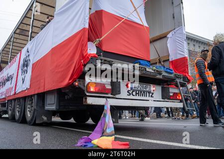 Un drapeau LGBT est tiré par une voiture lors de la célébration du 105e anniversaire de la reprise de l'indépendance de la Pologne à Varsovie, le 11 novembre 2023. Des milliers de personnes se sont rassemblées dans la capitale polonaise, Varsovie, lors de la marche annuelle controversée du jour de l'indépendance organisée par des groupes d'extrême droite et nationalistes de la jeunesse polonaise et du camp nationaliste-radical de l'ONR à l'occasion de la reprise de l'indépendance de la Pologne. 105e jour de l'indépendance de la Pologne à Varsovie Copyright : xMarekxAntonixIwanczukx MAI00636 Banque D'Images