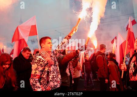 Les gens allument des fusées éclairantes alors qu'ils participent au 105e anniversaire de la Pologne retrouvant son indépendance à Varsovie, en Pologne, le 11 novembre 2023. Des milliers de personnes se sont rassemblées dans la capitale polonaise Varsovie, lors de la marche annuelle controversée pour l'indépendance organisée par les groupes d'extrême droite et nationalistes Mlodziez Wszechpolska All-Polish Youth et ONR Nationalist radical Camp pour célébrer l'indépendance de la Pologne. Varsovie Pologne 105e jour de l'indépendance de la Pologne à Varsovie Copyright : xMarekxAntonixIwanczukx MAI00698 Banque D'Images