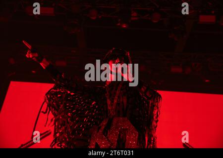 Toronto, Canada. 11 novembre 2023. Le groupe indépendant américain Yeah Yeahs joue sur scène au History Nightclub à Toronto lors de la dernière date de leur tournée Cool IT Down Credit : Bobby Singh/Alamy Live News Banque D'Images