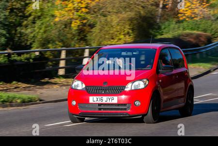 Milton Keynes, Royaume-Uni - 11 novembre 2023 : 2016 voiture rouge Skoda Citigo conduisant sur une route anglaise Banque D'Images