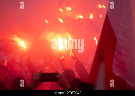 Les gens allument des fusées éclairantes alors qu'ils participent au 105e anniversaire de la Pologne retrouvant son indépendance à Varsovie, en Pologne, le 11 novembre 2023. Des milliers de personnes se sont rassemblées dans la capitale polonaise Varsovie, lors de la marche annuelle controversée pour l'indépendance organisée par les groupes d'extrême droite et nationalistes Mlodziez Wszechpolska All-Polish Youth et ONR Nationalist radical Camp pour célébrer l'indépendance de la Pologne. Varsovie Pologne 105e jour de l'indépendance de la Pologne à Varsovie Copyright : xMarekxAntonixIwanczukx MAI00713 Banque D'Images