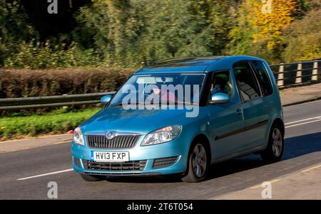 Milton Keynes, Royaume-Uni - 11 novembre 2023 : 2013 bleu Skoda Roomster voiture conduisant sur une route anglaise Banque D'Images