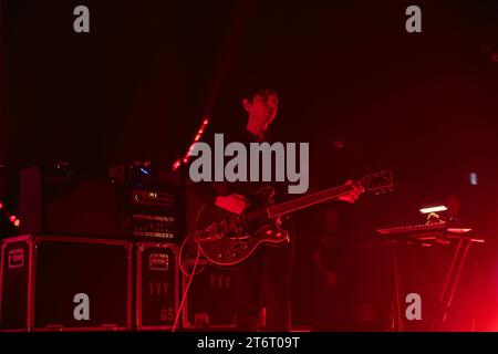 Toronto, Canada. 11 novembre 2023. Le groupe indépendant américain Yeah Yeahs joue sur scène au History Nightclub à Toronto lors de la dernière date de leur tournée Cool IT Down Credit : Bobby Singh/Alamy Live News Banque D'Images