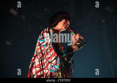 Toronto, Canada. 11 novembre 2023. Le groupe indépendant américain Yeah Yeahs joue sur scène au History Nightclub à Toronto lors de la dernière date de leur tournée Cool IT Down Credit : Bobby Singh/Alamy Live News Banque D'Images