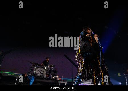 Toronto, Canada. 11 novembre 2023. Le groupe indépendant américain Yeah Yeahs joue sur scène au History Nightclub à Toronto lors de la dernière date de leur tournée Cool IT Down Credit : Bobby Singh/Alamy Live News Banque D'Images