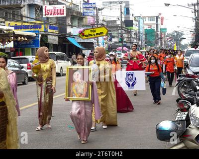 Chumphon, Thaïlande - 15 décembre 2022 : défilé annuel du carnaval de la province de Chumphon. Banque D'Images