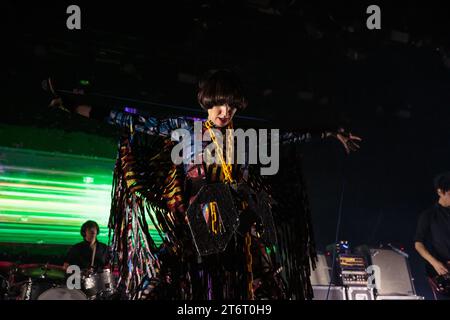 Toronto, Canada. 11 novembre 2023. Le groupe indépendant américain Yeah Yeahs joue sur scène au History Nightclub à Toronto lors de la dernière date de leur tournée Cool IT Down Credit : Bobby Singh/Alamy Live News Banque D'Images