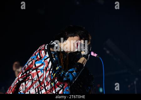 Toronto, Canada. 11 novembre 2023. Le groupe indépendant américain Yeah Yeahs joue sur scène au History Nightclub à Toronto lors de la dernière date de leur tournée Cool IT Down Credit : Bobby Singh/Alamy Live News Banque D'Images