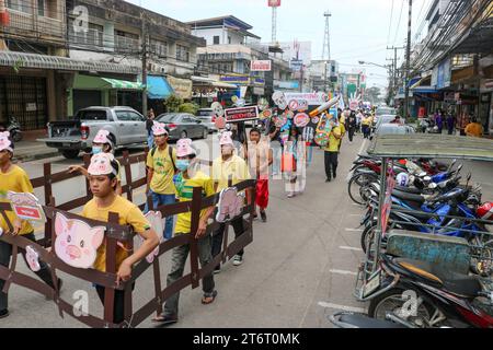 Chumphon, Thaïlande - 15 décembre 2022 : défilé annuel du carnaval de la province de Chumphon. Banque D'Images