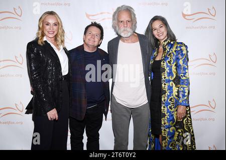 (G-D) Tracy Pollan, Michael J. Fox, Bob Weir et Natascha Muenter Weir assistent à l’événement « A Funny Thing Happened on the Way to Cure Parkinson » de 2023 à Casa Cipriani, New York, NY, le 11 novembre 2023. (Photo Anthony Behar/Sipa USA) Banque D'Images