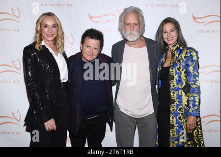 (G-D) Tracy Pollan, Michael J. Fox, Bob Weir et Natascha Muenter Weir assistent à l’événement « A Funny Thing Happened on the Way to Cure Parkinson » de 2023 à Casa Cipriani, New York, NY, le 11 novembre 2023. (Photo Anthony Behar/Sipa USA) Banque D'Images