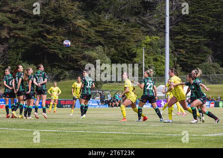 Wellington, Nouvelle-Zélande. Dimanche 12 novembre 2023. Macey Fraser (Wellington Phoenix) tire un coup franc au-dessus du mur avec un tir du pied droit dans le coin supérieur gauche lors du match de la ronde 3 de la A-League Women's Round entre Wellington Phoenix et Western United au parc Porirua à Wellington, en Nouvelle-Zélande. Banque D'Images