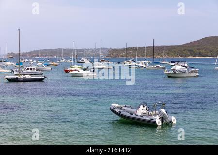 Port de Sydney vu de Manly Beach, bateaux à moteur et une CÔTE amarré dans la baie au large de Manly Beach, Nouvelle-Galles du Sud, Australie, 2023 Banque D'Images